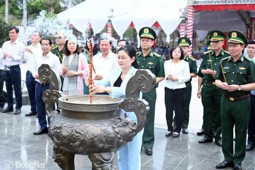 Lãnh đạo tỉnh và Thủ trưởng Bộ Tư lệnh Biên phòng dâng hương tại Căn cứ Tà Thiết
