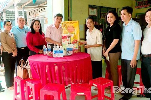 Phó Chủ tịch Thường trực HĐND tỉnh thăm, chúc tết gia đình chính sách xã Tân Nhuận Đông