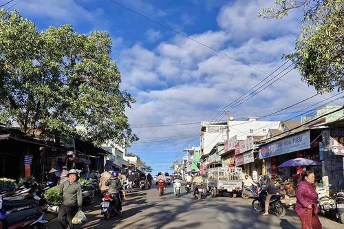 Chợ tự phát trên đường Nơ Trang Long gây ùn tắc giao thông