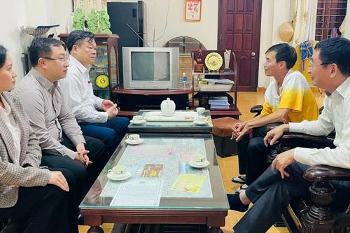 Phó Chủ tịch Thường trực Hội đồng Dân tộc của Quốc hội thăm, chúc Tết gia đình nguyên Bí thư Tỉnh ủy Gia Lai