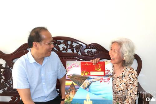 Phó Bí thư Tỉnh ủy Nguyễn Khắc Hà thăm, chúc Tết gia đình các cán bộ chủ chốt của tỉnh đã từ trần