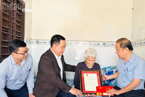Thăm, chúc Tết các cụ tròn 90 và 100 tuổi trên địa bàn tỉnh