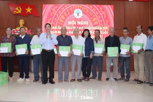 Phường Tây Nha Trang trao 50 suất quà cho người cao tuổi tiêu biểu