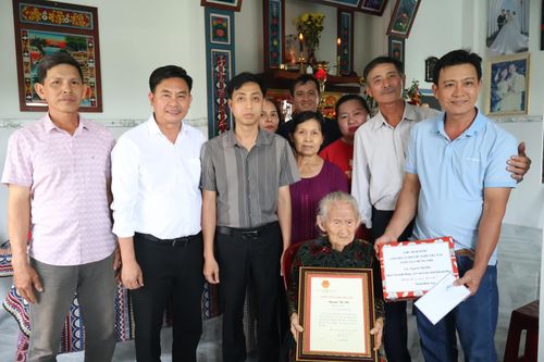Lãnh đạo xã Cam Lâm tặng quà, chúc Tết 5 cụ thọ 100 tuổi trên địa bàn