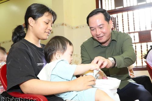 Phó Bí thư Thường trực Tỉnh ủy Hồ Xuân Trường thăm, chúc Tết 2 cơ sở bảo trợ xã hội