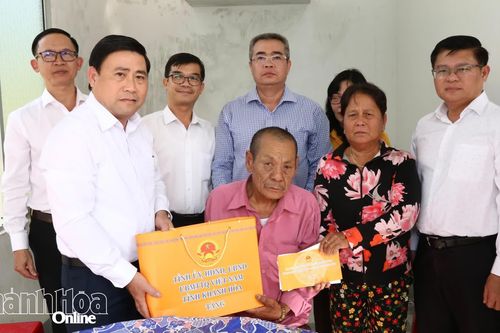 Phó Bí thư Tỉnh ủy, Chủ tịch HĐND tỉnh Lâm Đông thăm, tặng quà Tết gia đình nguyên lãnh đạo tỉnh đã từ trần và người có công