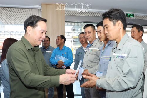 Phó Bí thư Thường trực Tỉnh ủy Hồ Xuân Trường thăm, tặng quà Tết cho người lao động
