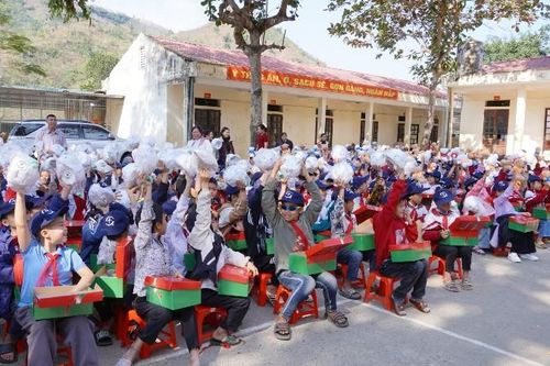 Chương trình 'Mở hộp đón niềm vui'