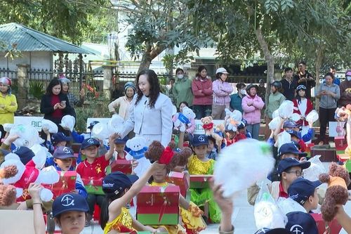 Chương trình 'Mở hộp đón niềm vui'
