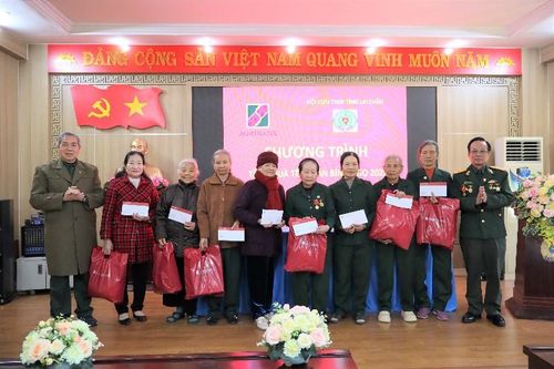 Hội Cựu TNXP tỉnh Lai Châu tặng quà tết cho hội viên