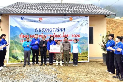 Bàn giao công trình 'Thắp sáng bản em' tại xã Dền Sáng