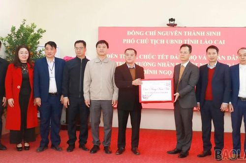 Phó Chủ tịch UBND tỉnh Nguyễn Thành Sinh thăm và tặng quà Tết tại các xã Trịnh Tường, A Mú Sung