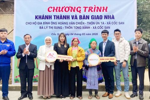 Khánh thành và bàn giao 2 căn 'Nhà đại đoàn kết' xã Cốc San
