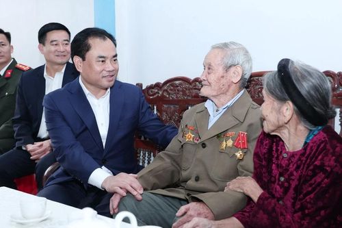 Bí thư Tỉnh ủy - Trịnh Việt Hùng thăm và tặng quà Tết tại xã Mậu A