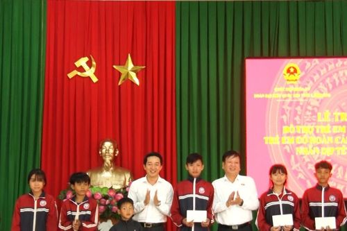 Đoàn ĐBQH Lâm Đồng tặng quà Tết cho trẻ em khó khăn xã Đắk Mil