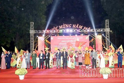 Giao lưu văn nghệ 'Đảng đã cho ta mùa Xuân'