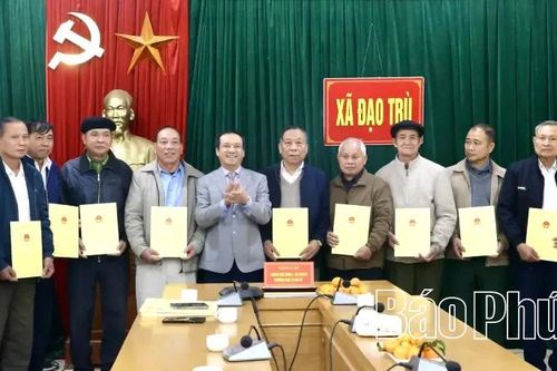 Thăm, tặng quà người có uy tín xã Tam Đảo và Đạo Trù