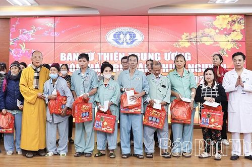 Trao 200 suất quà Tết cho người bệnh có hoàn cảnh khó khăn tại Bệnh viện đa khoa tỉnh