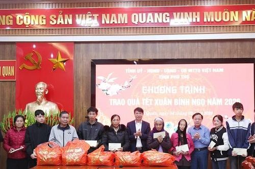 Phó Chủ tịch UBND tỉnh Nguyễn Khắc Hiếu chúc Tết và dự khánh thành, bàn giao nhà 'Đại đoàn kết' cho hộ nghèo