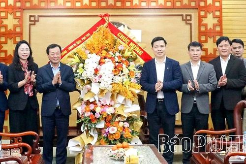 Phó Bí thư Thường trực Tỉnh ủy Bùi Văn Quang thăm, chúc Tết Đảng ủy phường Hòa Bình và Bệnh viện Đa khoa Hòa Bình