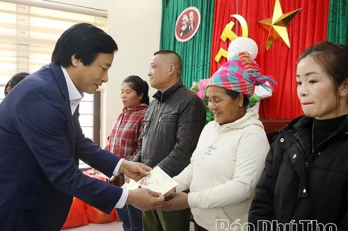 Phó Bí thư Tỉnh ủy Nguyễn Mạnh Sơn thăm, tặng 180 suất quà Tết tại xã Quy Đức