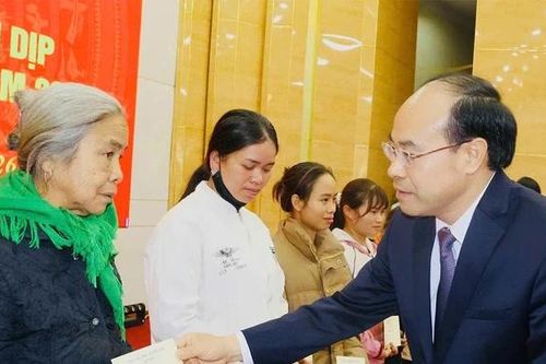 Báo và Phát thanh, truyền hình Phú Thọ trao quà Tết tại xã Tân Sơn