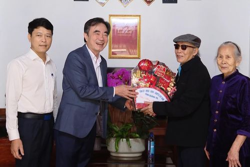 Đồng chí Trưởng Ban Tổ chức Tỉnh ủy thăm, chúc Tết gia đình đồng chí nguyên Trưởng Ban Tổ chức Tỉnh ủy