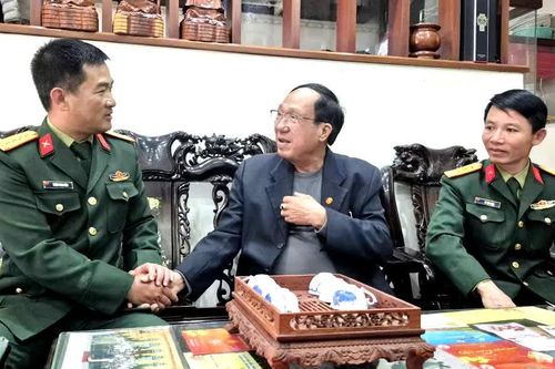Đồng chí Chỉ huy trưởng Bộ Chỉ huy Quân sự tỉnh thăm, chúc Tết gia đình các Anh hùng lực lượng vũ trang Nhân dân và người có công