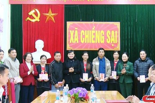 Đồng chí Trưởng Ban Nội chính Tỉnh ủy nắm tình hình và tặng quà Tết xã Chiềng Sại