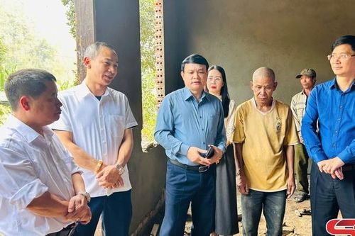 Đồng chí Phó Chủ tịch UBND tỉnh kiểm tra tiến độ triển khai công tác xóa nhà tạm, nhà dột nát tại xã Muổi Nọi