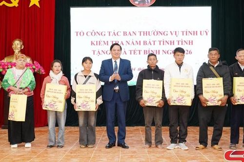 Đồng chí Phó Chủ tịch Thường trực Ủy ban MTTQ Việt Nam tỉnh nắm tình hình, tặng quà Tết các xã Co Mạ, Long Hẹ, Mường Bám và Nậm Lầu