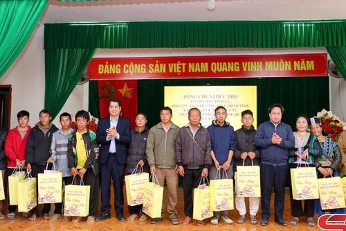 Đồng chí Phó Chủ tịch Thường trực HĐND tỉnh nắm tình hình và tặng quà Tết tại các xã Pắc Ngà, Tà Xùa, Xím Vàng