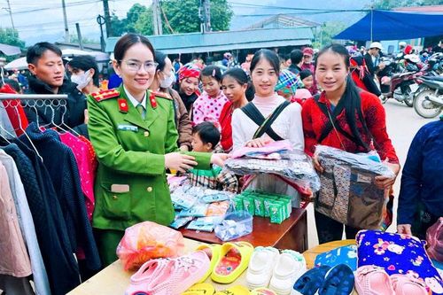 Ấm áp 'gian hàng 0 đồng' giữa chợ quê