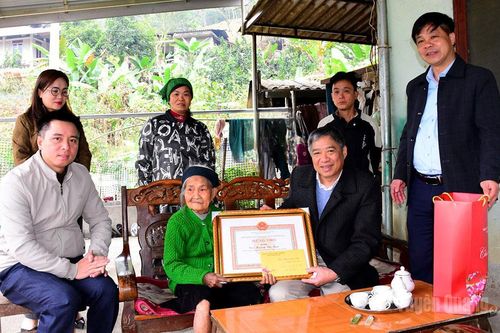 Đồng chí Nguyễn Hồng Trang, Phó Bí thư Thường trực chuyên trách Đảng ủy các cơ quan Đảng tỉnh thăm, tặng quà Tết tại xã Khuôn Lùng, xã Yên Lập