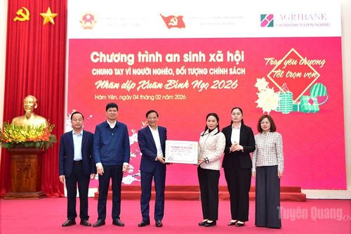 Phó Bí thư Thường trực chuyên trách Đảng ủy UBND tỉnh Nông Thị Bích Huệ trao tặng quà Tết tại xã Hàm Yên