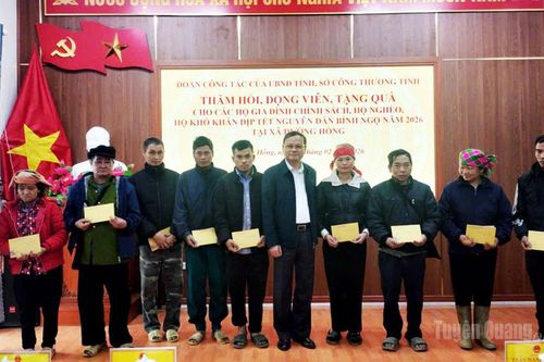Phó Chủ tịch Thường trực UBND tỉnh Nguyễn Mạnh Tuấn tặng quà Tết tại xã Đường Hồng và Minh Ngọc