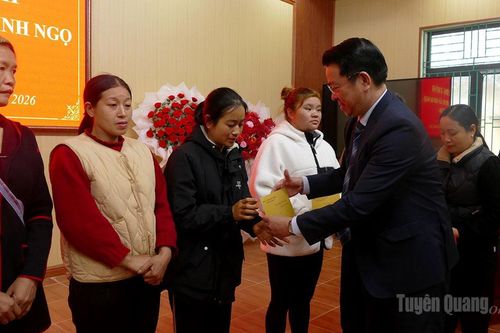 Trưởng Ban Tuyên giáo và Dân vận Tỉnh ủy Trần Mạnh Lợi tặng quà Tết tại các xã Bằng Lang, Nấm Dẩn và Trung Thịnh