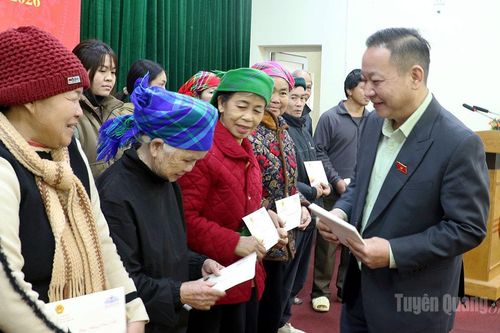Đại biểu Quốc hội khóa XV tỉnh Tráng A Dương thăm, tặng quà Tết các xã Yên Minh, Đồng Văn, Mèo Vạc