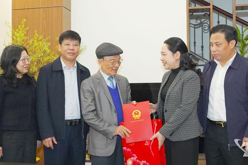 Thứ trưởng Bộ Dân tộc và Tôn giáo thăm, tặng quà đồng chí Mai Phúc Toàn