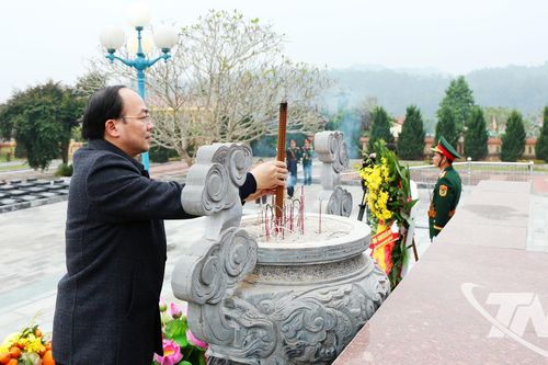 Đồng chí Nguyễn Đăng Bình dâng hương tưởng niệm Chủ tịch Hồ Chí Minh tại Khu di tích Nà Tu