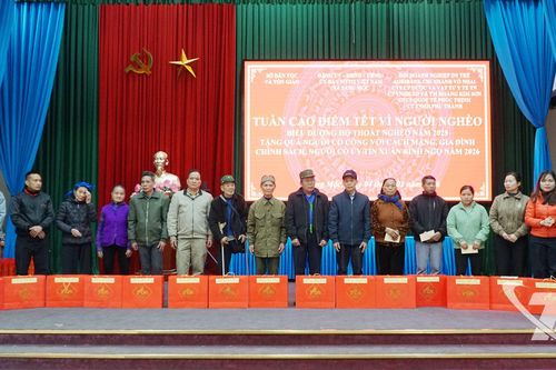 Xã Sảng Mộc tặng quà, biểu dương hộ thoát nghèo năm 2025