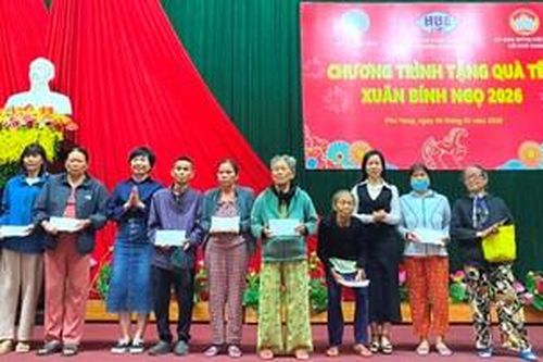 Trao 200 suất quà Tết cho người dân có hoàn cảnh khó khăn