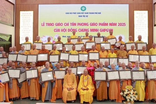 Huế: Ban Trị sự GHPGVN thành phố trao Giáo chỉ tấn phong giáo phẩm đến 80 vị Tăng Ni