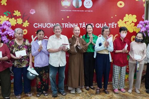 Chùa Vĩnh Nghiêm tặng quà Tết Bính Ngọ đến người dân khó khăn