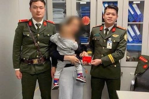 Huế: Trao trả tài sản bị thất lạc tại sân bay Phú Bài cho hành khách