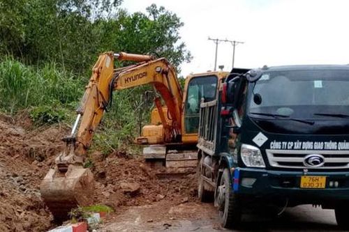 Quảng Ngãi: Tập trung sửa chữa đường để người dân đi lại an toàn ngày Tết