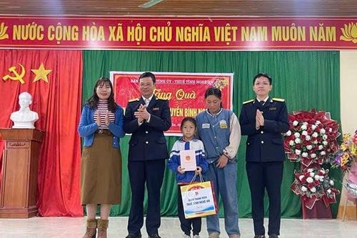 Thuế tỉnh Nghệ An phối hợp trao quà Tết cho người nghèo, yếu thế tại xã Quỳ Châu
