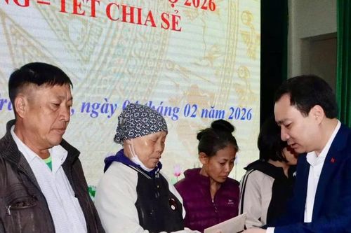 Hải Phòng: Trao 100 suất quà Tết tới hộ nghèo, hoàn cảnh khó khăn tại xã Trần Phú