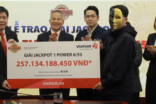 Doanh nhân TP. Hồ Chí Minh trúng Jackpot Power 6/55 hơn 257 tỷ đồng