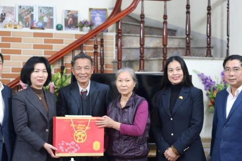 Chủ tịch HĐND TP. Hà Nội Phùng Thị Hồng Hà thăm, tặng quà gia đình chính sách tại Ứng Hòa